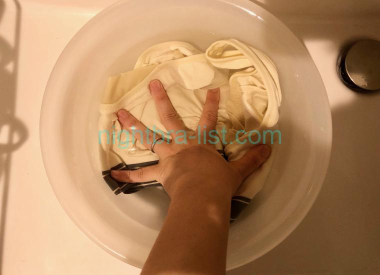 ヴィアージュナイトブラを手洗いする画像